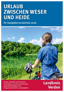 Auf der Titelseite des Gastgeberverzeichnisses Landkreis Verden ist in Großaufnahme eine junge Frau in blauer Bluse mit ihrem Fahrrad zu sehen. Die Frau schaut auf ein Gewässer. Das Titelbild trägt die Überschrift "Urlaub zwischen Weser und Heide".